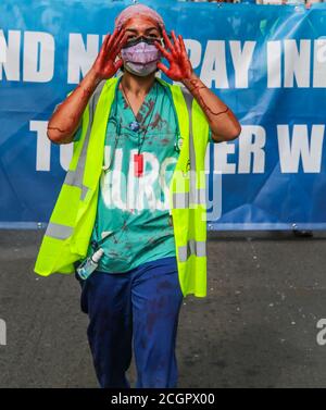 London UK 12 September 2020 NHS-Arbeiter gingen auf die Straßen von London, um eine Lohnerhöhung zu fordern. Einige mit rotblütigen Händen sagen, dass die Regierung Blut an ihren Händen hat Paul Quezada-Neiman/Alamy Live News Stockfoto