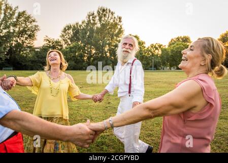 Gruppe von Jugendlichen Senioren Spaß im Freien - vier Rentner im Freien, Konzepte über Lifestyle und ältere Menschen Stockfoto