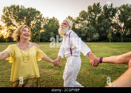 Gruppe von Jugendlichen Senioren Spaß im Freien - vier Rentner im Freien, Konzepte über Lifestyle und ältere Menschen Stockfoto