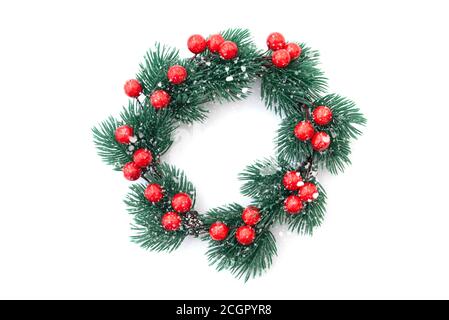 Weihnachtskranz für Neujahrsdekoration isoliert auf weiß Stockfoto