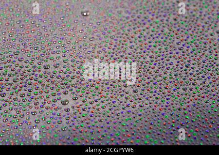 Viele kleine Wassertropfen auf der Oberfläche von Handy hydriphobic Beschichteter Glasschirm Stockfoto