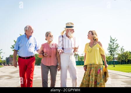 Gruppe von Jugendlichen Senioren Spaß im Freien - vier Rentner im Freien, Konzepte über Lifestyle und ältere Menschen Stockfoto