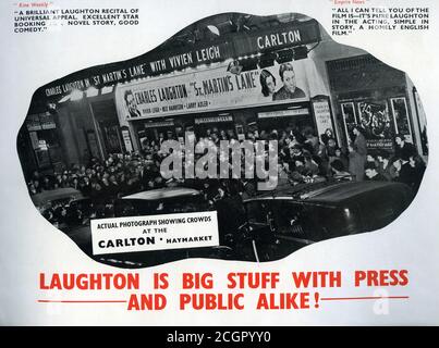 Publikum vor dem Carlton Kino in Haymarket London während der Vorführung von CHARLES LAUGHTON und VIVIEN LEIGH in ST. MARTIN'S LANE aka THE BÜRGERSTEIGE OF LONDON 1938 Regie Tim WHELAN Drehbuch Clemence Dane Produzenten Erich Pommer und Charles Laughton Mayflower Pictures Corporation / Associated British Film Distributors (A.B.F.D.) / Paramount Bilder Stockfoto