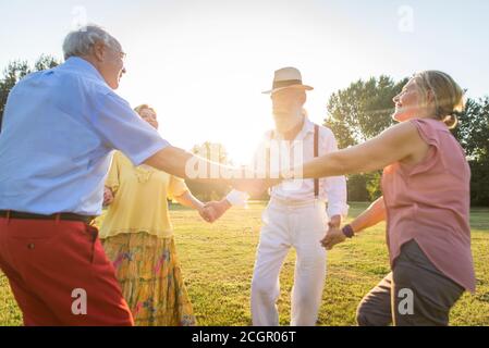 Gruppe von Jugendlichen Senioren Spaß im Freien - vier Rentner im Freien, Konzepte über Lifestyle und ältere Menschen Stockfoto