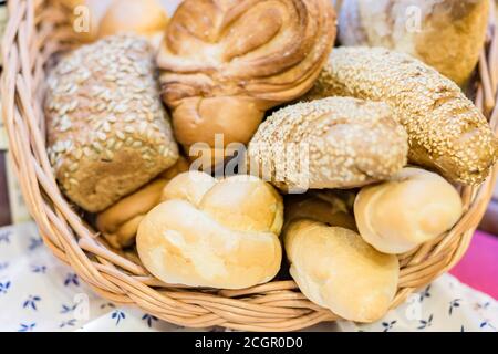 Nahaufnahme von frisch gebackenem Weizenbrot mit Sesam und Shugar im Weidenkorb Stockfoto