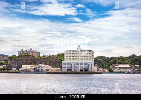 yokosuka, japan - juli 19 2020: Weitwinkel auf dem japanischen Transportboot LC-2002 der japanischen maritimen Selbstverteidigungskräfte, die in der Yokosuka Marine liegen Stockfoto