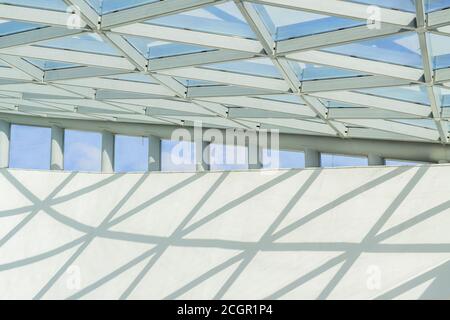 Fragment aus Glas und Metalldecke, Gebäudekonstruktion Stockfoto