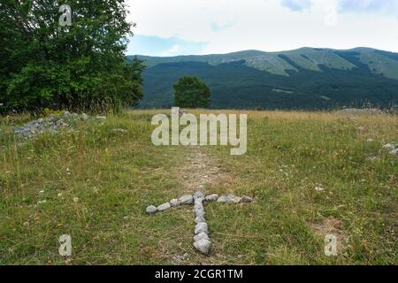 Pfeil in Steinen zeigt die Richtung des Weges in Der san leonardo Pass auf dem Berggebiet des maiella in den abruzzen Stockfoto