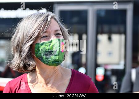 Wien, Österreich. September 2020. Demonstration für eine Asylpolitik für Menschen. Moria ist in Asche - evakuiert jetzt das Lager! Bild zeigt Birgit Hebein, Vizebürgermeisterin von Wien Credit: Franz PERC / Alamy Live News Stockfoto