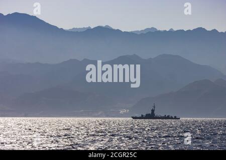 Eilat, Israel - 19. August 2020: Ein israelisches Raketenboot patrouilliert in der Morgendämmerung an der Meeresgrenze zwischen Israel und Jordanien vor dem Ufer von Eilat. Der Stockfoto