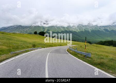 Straße im san leonardo Pass auf dem Berggebiet Der majella in den abruzzen Stockfoto