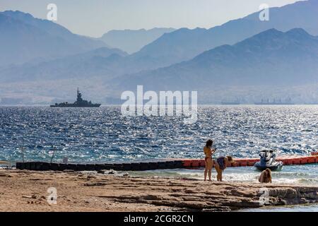 Eilat, Israel - 19. August 2020: Ein israelisches Raketenboot patrouilliert im Morgengrauen an der Meeresgrenze zwischen Israel und Jordanien und hält die Ufer von Eilat Stockfoto