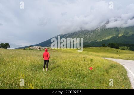 Frau mit Blick auf die Landschaft im san leonardo Pass Auf dem majella-Gebirge in den abruzzen Stockfoto