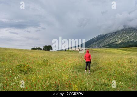 Frau mit Blick auf die Landschaft im san leonardo Pass Auf dem majella-Gebirge in den abruzzen Stockfoto