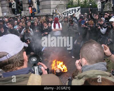 Eine Schaufensterpuppe zündete bei den G20-Gipfelprotesten in London 2009 an. City of London. England. VEREINIGTES KÖNIGREICH Stockfoto