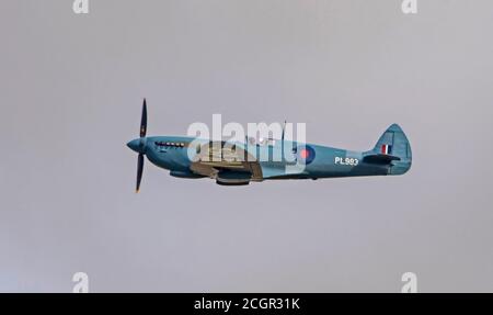 Helston, Cornwall, Großbritannien. September 2020. Supermarine Spitfire (G-PRXI) zeigt 'Thank U NHS' Lackierung auf der Unterseite, im Flug über dem Helston Community Hospital im Rahmen der NHS Spitfire Initiative. Kredit: Bob Sharples/Alamy Live Nachrichten Stockfoto