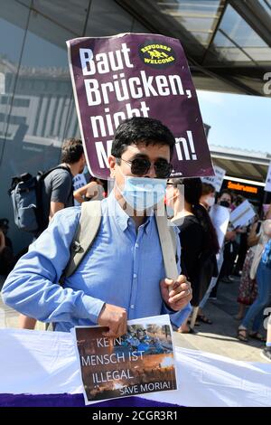 Wien, Österreich. September 2020. Demonstration für eine Asylpolitik für Menschen. Moria ist in Asche - evakuiert jetzt das Lager! Quelle: Franz Perc / Alamy Live News Stockfoto