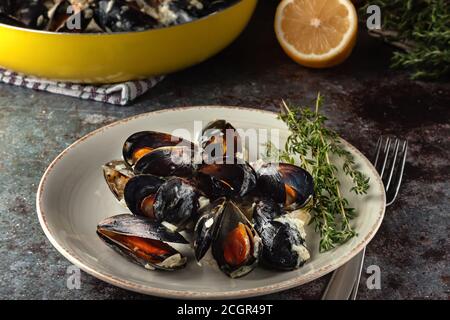 Moules Marinieres - Muscheln mit Weißweinsauce gekocht. Stockfoto