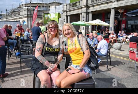 Brighton UK 12. September 2020 - Skinheads aus ganz Großbritannien versammeln sich in der Brighton Seafront Volks Bar für ihre jährliche Great Skinhead Reunion, die ursprünglich für Anfang des Jahres geplant war. Die Veranstaltung wird über 3 Tage an diesem Wochenende statt : Credit Simon Dack / Alamy Live News Stockfoto