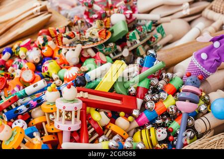 Kinderspielzeug Rasseln aus Naturholz Öko Baby Stockfoto