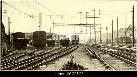 . Die Straßenbahn Zeitschrift . EINE DER ELEKTROLOKOMOTIVEN MIT BUGSAMMLER UND THIRD-RAIL-SCHUHEN, FÜR DIE NORDÖSTLICHE EISENBAHNGESELLSCHAFT, endet mit einem Vorrat von 15 Zoll x 4 Zoll x */&gt;-in. Des Kanalabschnitts. An der Vorderseite dieser sind verschraubte Eichenholzschäfte ISH ms- x 8 Zoll. Der ganze Rahmen ist fest vernietet mit Stahlwinkeln und Zwickel, alle Löcher werden gebohrt und Kanten der Platten bearbeitet. Die Untergestell-Stütze besteht aus zwei Trägern, die jeweils 6 Zoll x 5 Zoll x ^2 Zoll an den abgesenderen Fahrecken angeordnet sind. Eine Schiebetür ist auf jeder Seite, aus Esche, glasiert an der Spitze und an Th getäfelt Stockfoto