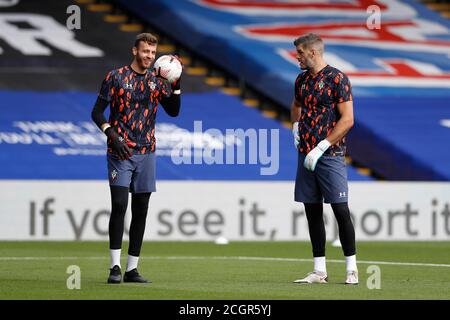 Selhurst Park, London, Großbritannien. September 2020. English Premier League Football, Crystal Palace versus Southampton; Torwart Fraser Forster und Torwart Harry Lewis von Southampton während des Vormatches Aufwärmen Credit: Action Plus Sports/Alamy Live News Stockfoto