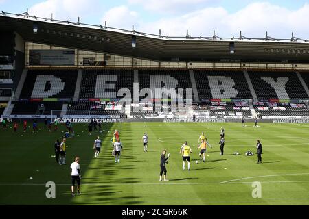 Derby County Spieler wärmen sich vor dem Sky Bet Championship Spiel im Pride Park, Derby. Stockfoto