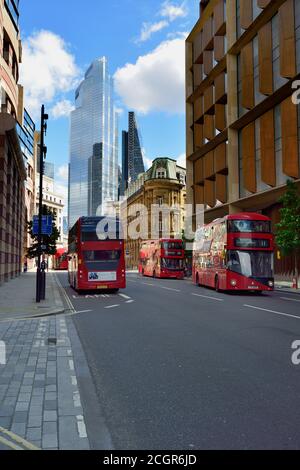 Rote Doppeldeckerbusse, Queen Victoria Street, City of London, Großbritannien Stockfoto