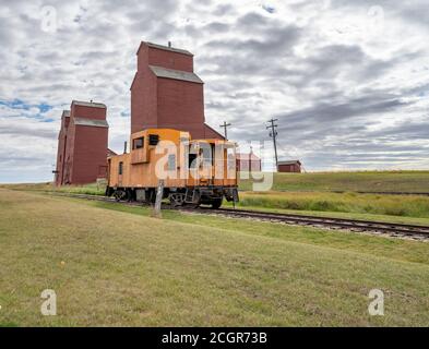 Grain Aufzüge und Zug Kaboose im ländlichen Alberta, Kanada Stockfoto