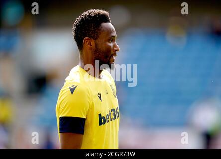 John Obi Mikel von Stoke City erwärmt sich vor dem Beginn des Sky Bet Championship-Spiels in Den, London. Stockfoto