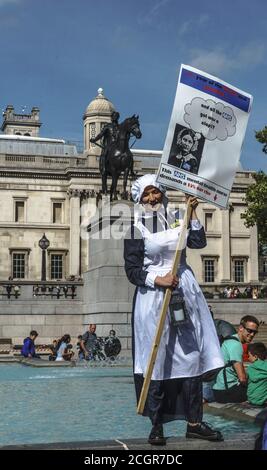 12. September 2020 Trafalgar Square, London, Großbritannien. Eine NHS-Krankenschwester für psychische Gesundheit hält ein Plakat, das gegen die fehlende Anerkennung der Regierung hinsichtlich der Bezahlung protestiert, nachdem ihr Beitrag während der Coronavirus-Pandemie geleistet wurde. Frühere Proteste im August haben gezeigt, wie tief die Wut so vieler NHS-Mitarbeiter war, wie nach der ersten Welle der Pandemie. Bridget Catterall/Alamy Live News Stockfoto