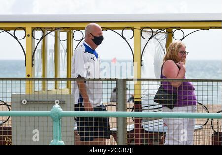 Brighton UK 12. September 2020 - Besucher tragen Gesichtsmasken und Abdeckungen an der Volks Railway in Brighton an einem sonnigen, aber luftigen Tag, da heißes Wetter wird prognostiziert, dass in ganz Großbritannien in den nächsten Tagen zu verbreiten .. : Credit Simon Dack / Alamy Live News Stockfoto