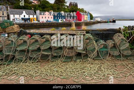 Blick auf die farbenfrohen Gebäude am Hafen von Tobermory auf Mull, Argyll & Bute, Schottland, Großbritannien Stockfoto