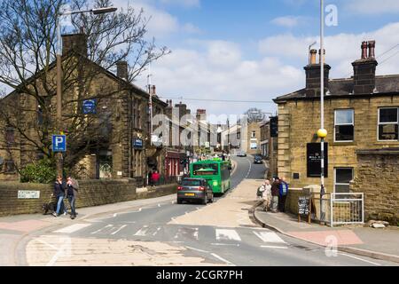 Mill Hey, Teil der B6412 in Haworth, West Yorkshire, mit Blick vom Bahnhof in Richtung Keighley. Stockfoto