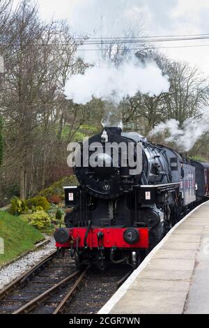Ehemalige United States of America Transportation Corp S160, 5820 Dampfzug in Oxenhope auf der Keighley & Worth Valley Railway. Stockfoto