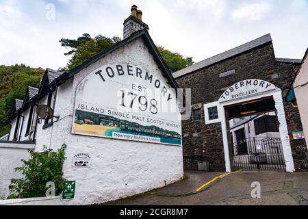 Blick auf die Tobermory Distillery im Hafen von Tobermory auf Mull, Argyll & Bute, Schottland, Großbritannien Stockfoto