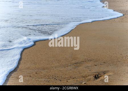 Meeresschaum auf dem schönen Sand Atlantischen Ozean Strand in Frankreich. Stockfoto