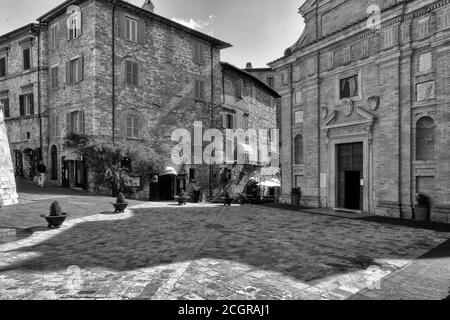 Assisi, piazza della Chiesa nuova, ein alter Ort in einer mittelalterlichen italienischen Stadt Stockfoto