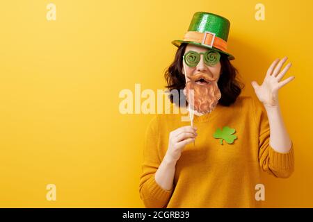 Die junge Frau im Kobold hat einen Hut für einen St. Patrick's Day. Stockfoto