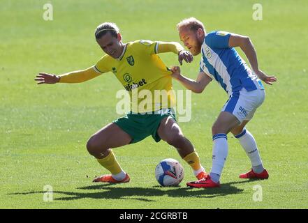 Todd Cantwell von Norwich City (links) und Alex Pritchard von Huddersfield Town kämpfen während des Sky Bet Championship-Spiels im John Smith's Stadium, Huddersfield, um den Ball. Stockfoto