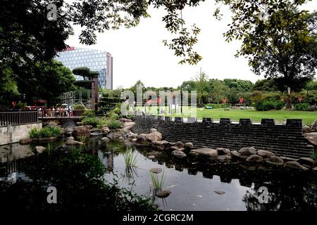 Shanghai. September 2020. Das am 12. September 2020 aufgenommene Foto zeigt die Landschaft entlang eines Wassergrabens im Gucheng Park im Huangpu Bezirk im ostchinesischen Shanghai. Die lokalen Behörden des Bezirks Huangpu haben die Landschaft entlang des Grabens verbessert, um es noch angenehmer zu machen. Quelle: Zhang Jiansong/Xinhua/Alamy Live News Stockfoto