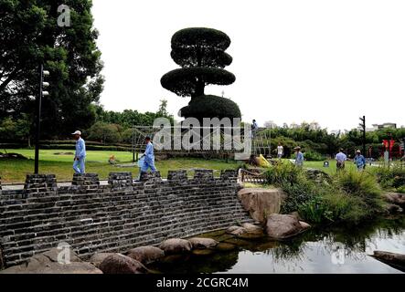 Shanghai. September 2020. Das am 12. September 2020 aufgenommene Foto zeigt die Landschaft entlang eines Wassergrabens im Gucheng Park im Huangpu Bezirk im ostchinesischen Shanghai. Die lokalen Behörden des Bezirks Huangpu haben die Landschaft entlang des Grabens verbessert, um es noch angenehmer zu machen. Quelle: Zhang Jiansong/Xinhua/Alamy Live News Stockfoto