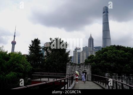 Shanghai. September 2020. Das am 12. September 2020 aufgenommene Foto zeigt die Landschaft entlang eines Wassergrabens im Gucheng Park im Huangpu Bezirk im ostchinesischen Shanghai. Die lokalen Behörden des Bezirks Huangpu haben die Landschaft entlang des Grabens verbessert, um es noch angenehmer zu machen. Quelle: Zhang Jiansong/Xinhua/Alamy Live News Stockfoto