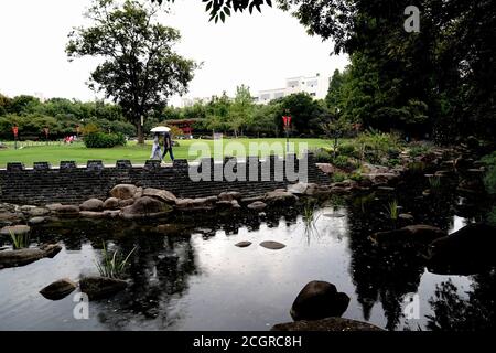 Shanghai. September 2020. Das am 12. September 2020 aufgenommene Foto zeigt die Landschaft entlang eines Wassergrabens im Gucheng Park im Huangpu Bezirk im ostchinesischen Shanghai. Die lokalen Behörden des Bezirks Huangpu haben die Landschaft entlang des Grabens verbessert, um es noch angenehmer zu machen. Quelle: Zhang Jiansong/Xinhua/Alamy Live News Stockfoto