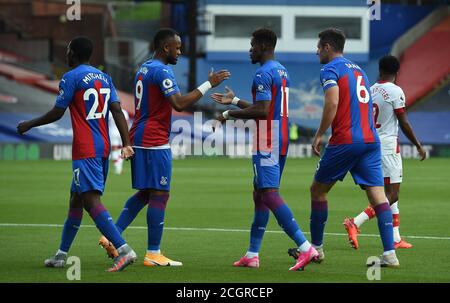 Wilfried Zaha von Crystal Palace (Mitte rechts) feiert das erste Tor seiner Spieleseite während des Premier League-Spiels im Selhurst Park, London. Stockfoto