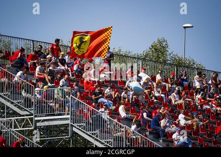 Toskana, Italien. September 2020. Tifosi in den Tribünen, Gradins, während der Formel 1 Pirelli Gran Premio della Toscana Ferrari 1000, 2020 Tuscan Grand Prix, vom 11. Bis 13. September 2020 auf dem Autodromo Internazionale del Mugello, in Scarperia e San Piero, in der Nähe von Florenz, Italien - Foto Florent Gooden / DPPI Kredit: Lm/DPPI/Florent Gooden/Alamy Live News Stockfoto