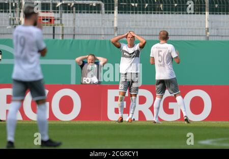 12. September 2020, Bayern, Fürth: Fußball: DFB-Pokal, RSV Meinerzhagen - SpVgg Greuther Fürth, 1. Runde: Alessandro Tomasello (M) aus Meinerzhagen gestikuliert nach verpasster Chance. Foto: Timm Schamberger/dpa - WICHTIGER HINWEIS: Gemäß den Vorschriften der DFL Deutsche Fußball Liga und des DFB Deutscher Fußball-Bund ist es verboten, im Stadion und/oder aus dem Spiel fotografierte Aufnahmen in Form von Sequenzbildern und/oder videoähnlichen Fotoserien zu nutzen oder auszunutzen. Stockfoto