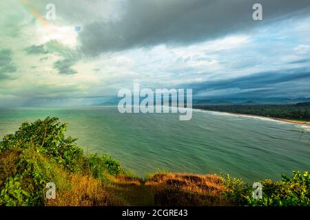 Sea Shore Horizont Blick von der Bergspitze am Morgen Bild ist bei gokarna karnataka indien aufgenommen. Es zeigt die unberührte Schönheit des gokarna Strand. Stockfoto