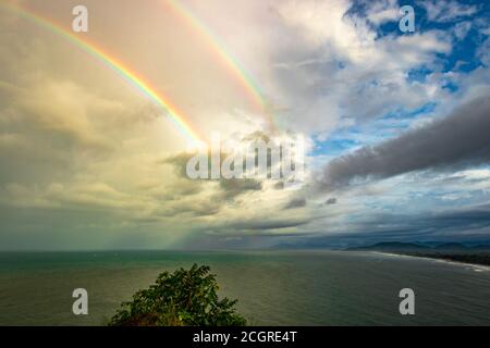 regenbogen bunt über Meer Horizont bei Sonnenaufgang Bild ist bei gokarna karnataka indien aufgenommen. Es zeigt die bunte Kunst der Natur. Stockfoto