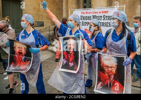 London, Großbritannien. September 2020. Krankenschwestern tragen Karikaturen von Boris Johnson, Michael Gove und Matt Hancock, Alle mit Blut auf den Händen - NHS-Arbeiter marschieren für eine 15% Lohnerhöhung und die 640 Todesfälle von Kollegen als Folge der Pandemie hervorzuheben - für die sie glauben, dass die Regierung Blut auf den Händen hat. Sie begannen im BBC Broadcasting House und gingen zum Trafalgar Square. Kredit: Guy Bell/Alamy Live Nachrichten Stockfoto